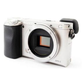 【中古】 ソニー SONY デジタル一眼レフカメラ a6000 シルバー ボディ 美品 Wi-Fiで ストラップ取扱付き 当店保証30日間 人気 一眼レフ デジタル一眼 中古 カメラ