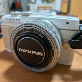 値下げ【OLYMPUS PEN E-PL7 レンズ付き・付属品あり／ジャンク品】