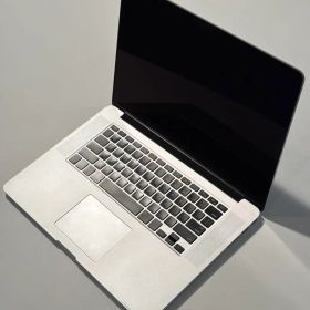電池・スピーカー不良MacBook Pro 2015 15in 256GB16
