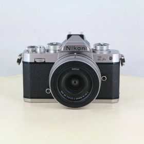 【中古】 (ニコン) Nikon zfc+16-50 VR レンズキット シルバー【中古カメラ デジタル一眼】 ランク：AB