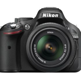 【中古】【整備済み品】 Nikon デジタル一眼レフカメラ D5200 レンズキット AF-S DX NIKKOR 18-55mm f/3.5-5.6G VR付属 ブラック D5200LKBK (整備済み品)