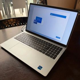 美品 DELL Inspiron 15 3520 i7/8GB/SSD512GB