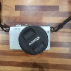 Canon EOS M100 本体 15-45mmレンズキット
